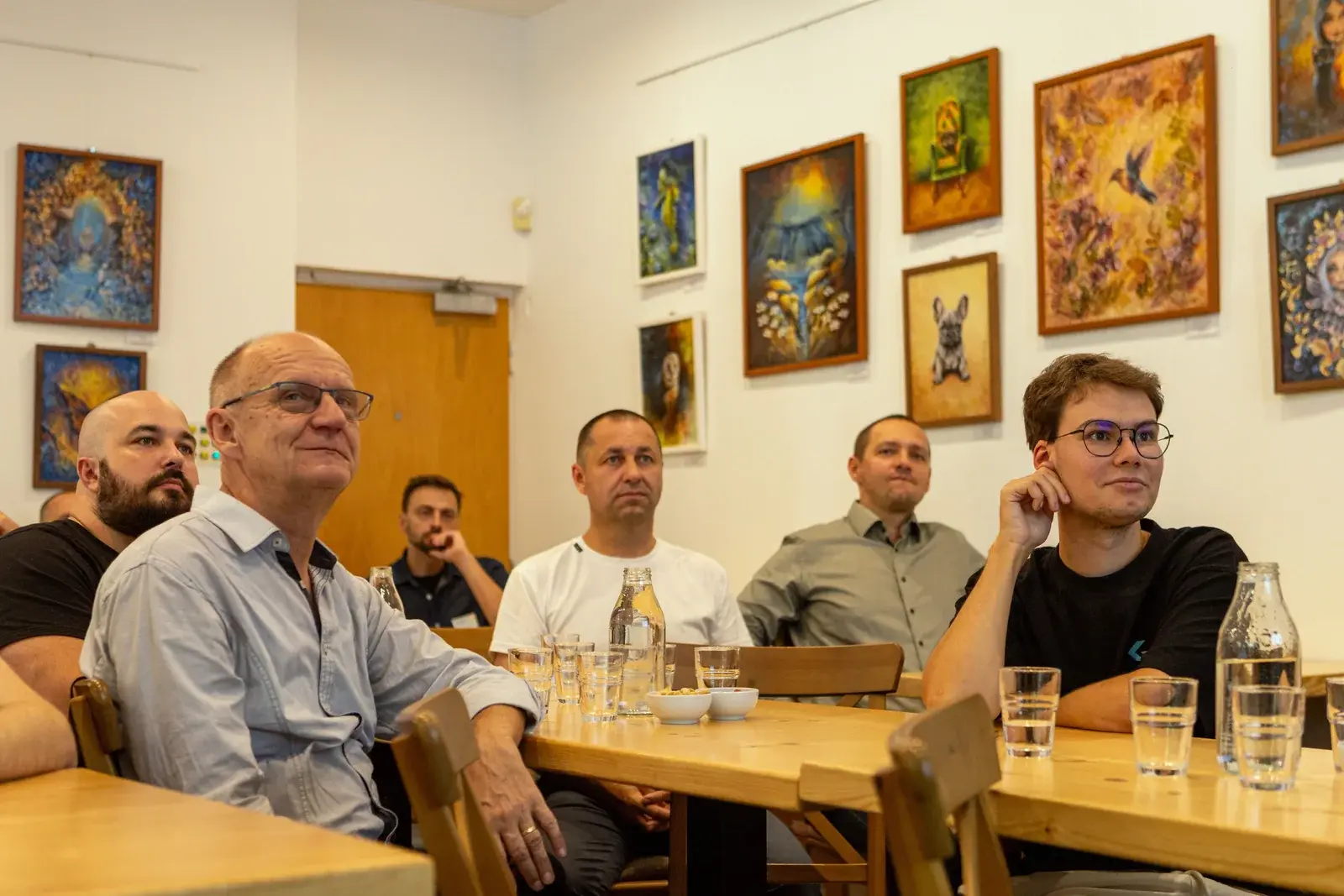 Účastníci Meetupu #8 naslouchají společnému programu